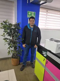 En la oficina con el buzo de psl